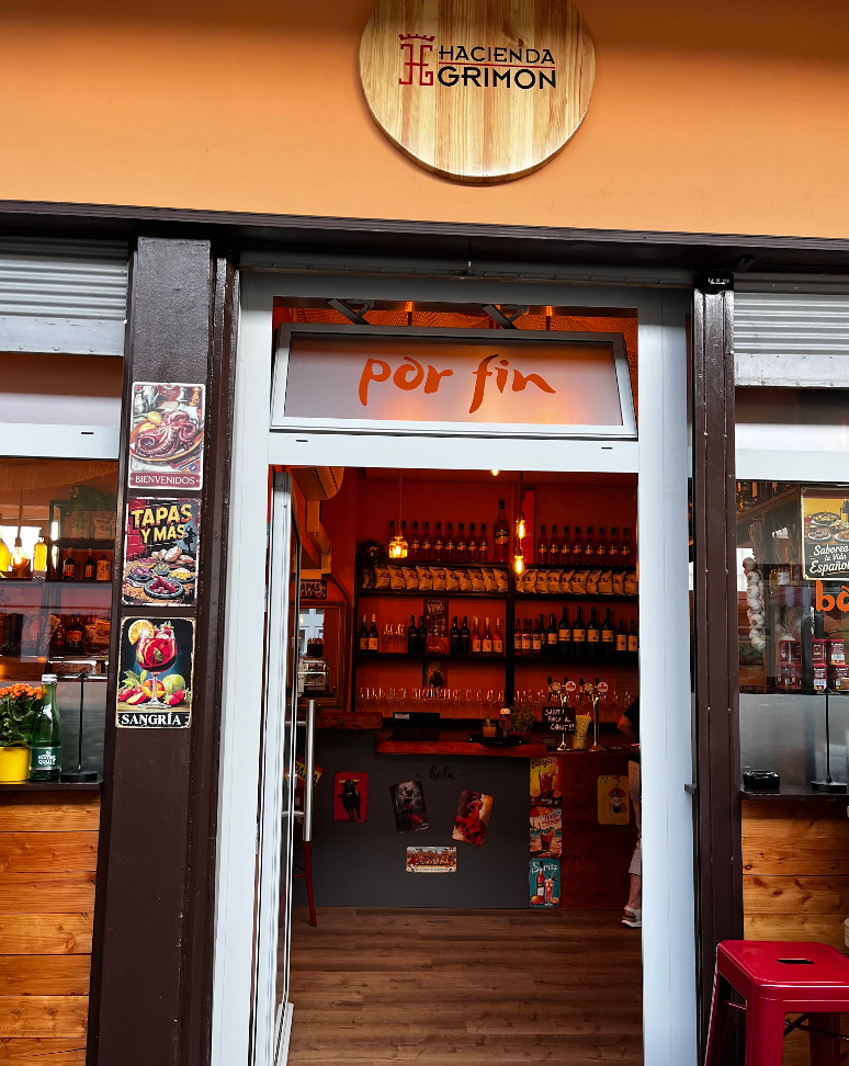 Eingang der Bar Por Fin